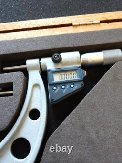 Mitutoyo 6-7 Digital Micrometer in wooden case 293-753-30